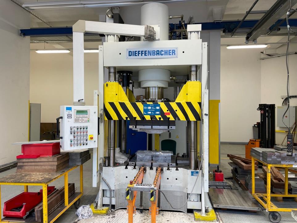 Dieffenbacher POS 400 hydraulic press